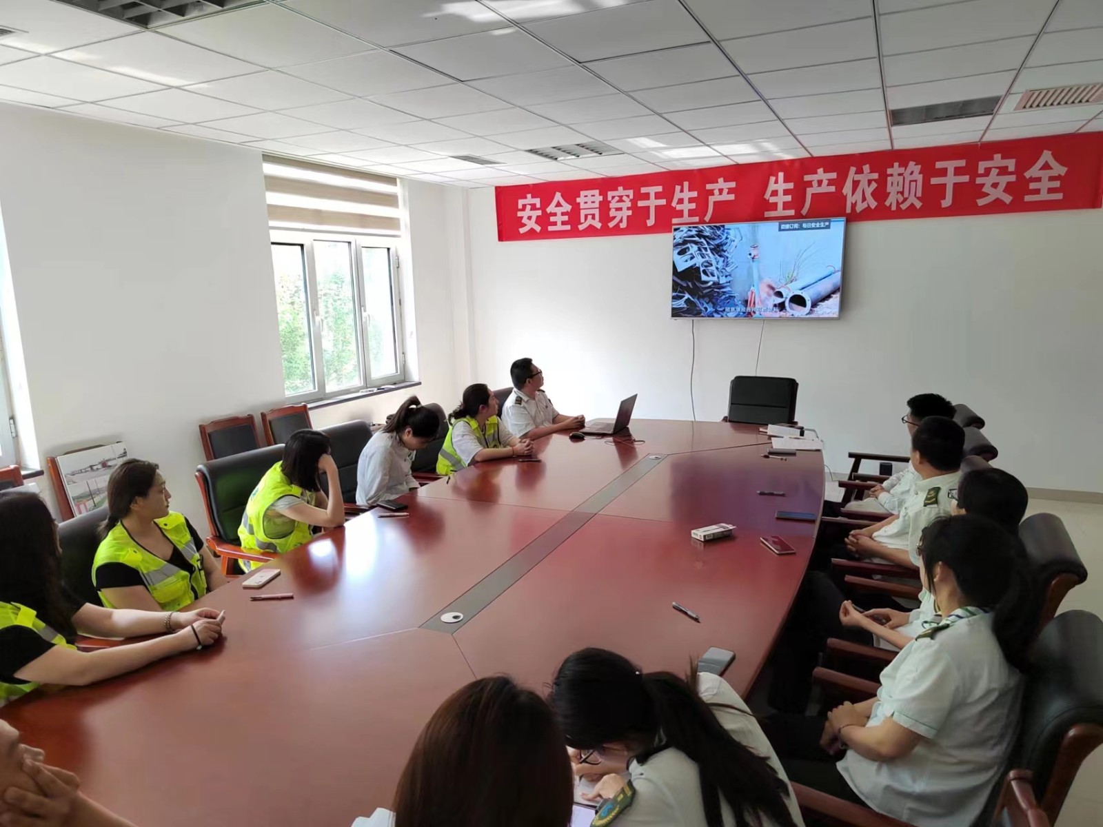 觀看警示教育片.jpg